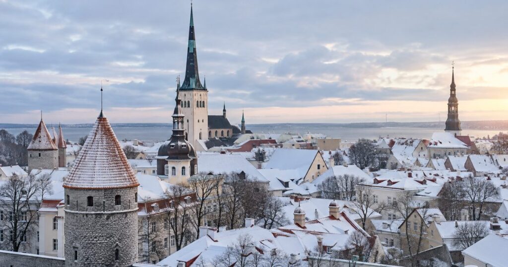 Tallinns gamla stad i vinterljus – estnisk EMTA-licens